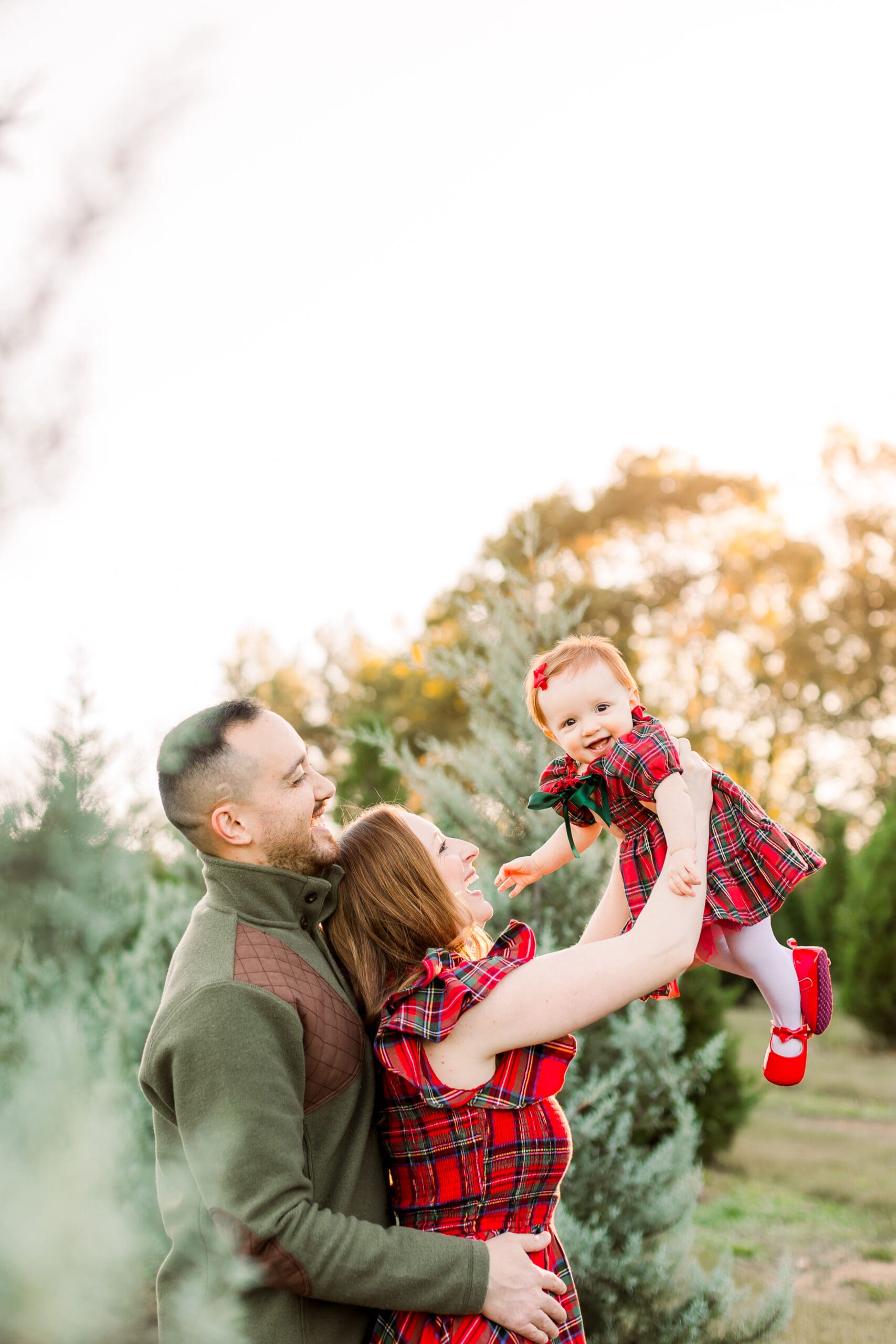 family pictures at a christmas tree farm in the chattanooga area by chattanooga family photographer alyssa rachelle photography